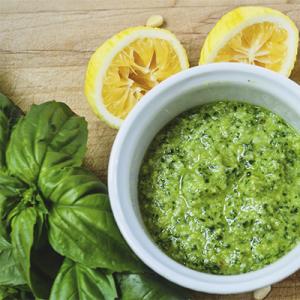 Hogyan készítsünk pesto szószt otthon lépésről lépésre: a legjobb receptek fotókkal, összetétellel, összetevőkkel