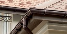 Wie installiert man Dachabläufe mit eigenen Händen?
